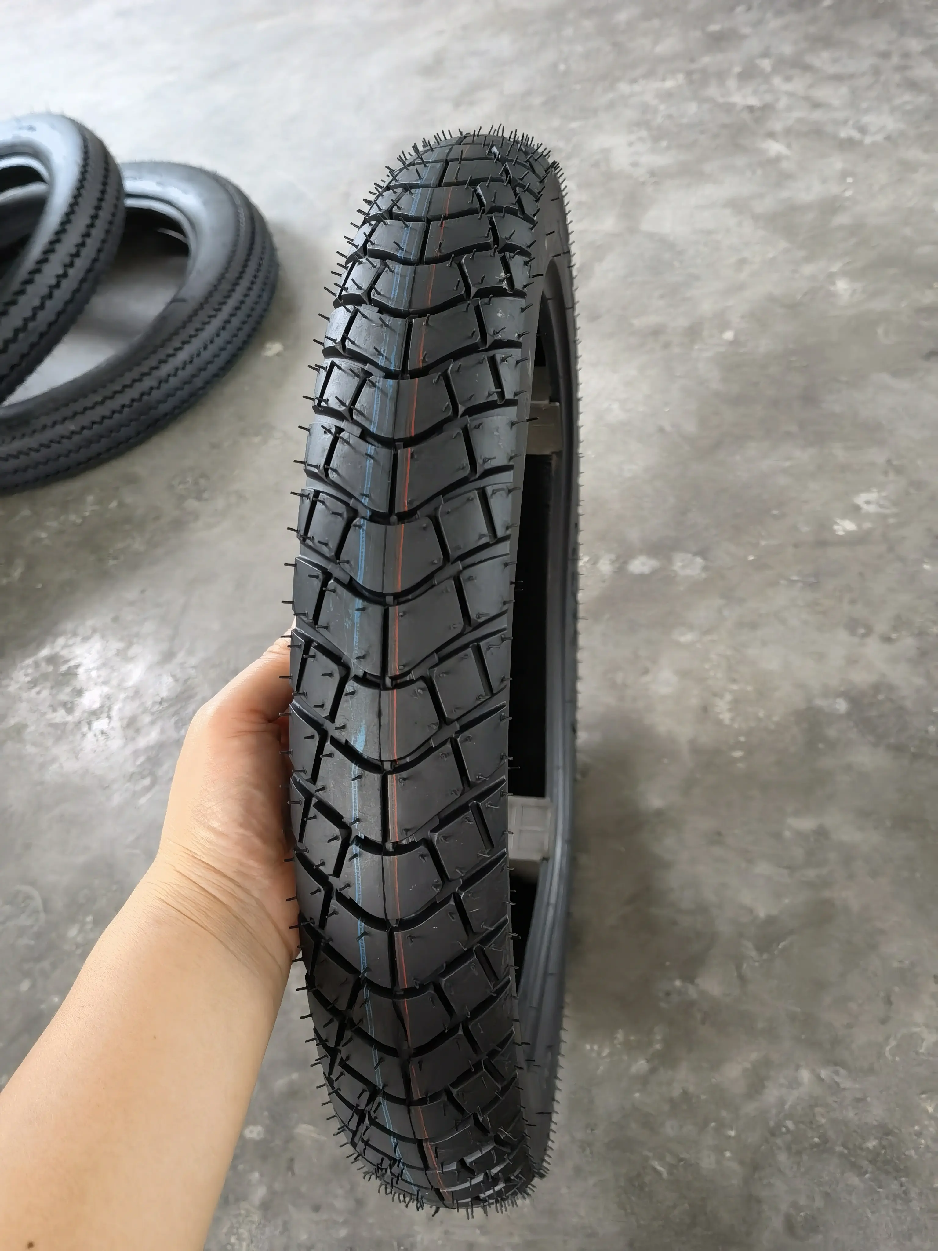 Toptan fabrika Drict satış 80/90-16 motosiklet lastiği tubeless tekerlek