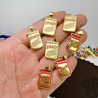 Liontin Makanan Kaleng Enamel Martin dan Popes. Liontin Enamel Berlapis Emas dengan Tema Minuman Venezuela