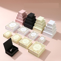 Boîte à bijoux magnétique de style livre avec logo personnalisé, emballage cadeau direct du fabricant, étui de présentation à 3 sections avec couvercle rabattable
