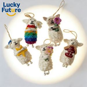 Adorno de Oveja Pequeña de Fieltro de Lana Versátil de Primera Calidad, Llavero de Peluche 3D, Accesorios de 31 cm a 50 cm, MOQ Bajo, Hecho a Mano en Nepal, para Interiores de Automóviles - Product Image 1