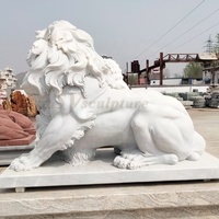 Grande statue de lion en béton, statue de lion sculptée à la main avec une boule