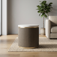 La table Nara Jari présente une finition marron contemporaine, avec des dimensions de 430 x 430 x 480, idéale pour sublimer le style de toute chambre.