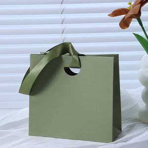 Sac cadeau en papier noir avec poignée en ruban et logo personnalisé pour une image de marque exclusive et une présentation élégante - Product Image 1