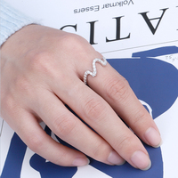 Bague en zircon élégante et ondulée en forme de V, style décontracté et luxueux, idéale pour le quotidien, les mariages et les superpositions, bijoux raffinés