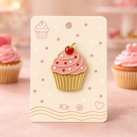 Broche en émail souple 3D UV motif cupcake cerise, bijou dessert sucré, plaqué or, badges métalliques en gros, épingles en émail personnalisées