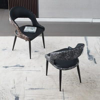 Chaise de salle à manger à structure en acier avec accents en tissu imprimé léopard en cuir résistant aux taches de qualité supérieure