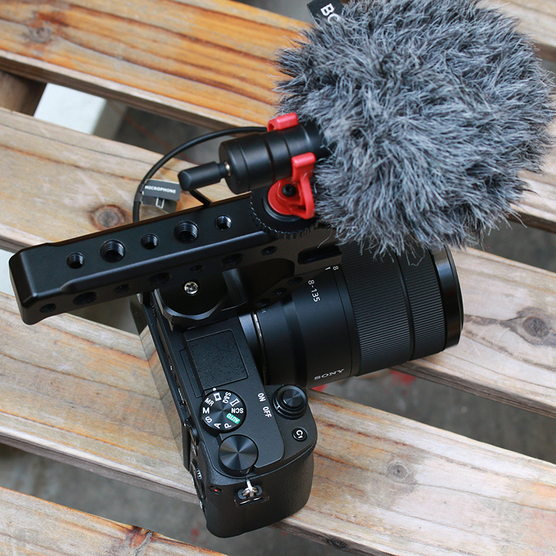 UURig R005 Câmera Hot Shoe Top Handle Grip, Universal Video Stabilizing Rig W 3 Adaptadores Cold Shoe para Sony A7III para montagem de microfone, luz LED, monitor, fácil de fotos de ângulo