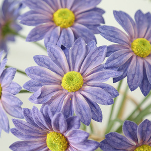 Bouquet de marguerites artificielles jaunes en soie pour la décoration de la maison et des mariages - Product Image 4