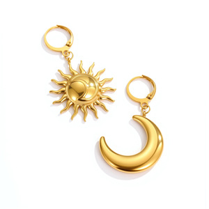 Pendientes de aro asimétricos Sun Moon Chapado en oro Pendientes de diseño celestial Joyería de declaración única para mujeres en estilo místico - Product Image 2
