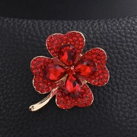 Broche trèfle à quatre feuilles en strass tendance pour femme, élégante broche porte-bonheur avec base en alliage et cristaux pour costume ou accessoire d'écharpe