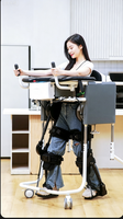 Exosquelette de réadaptation à mouvement fluide pour l'entraînement à la marche