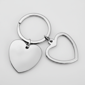 Portachiavi in Metallo a Doppio Cuore, Anello Portachiavi Argentato con Ciondolo Charm - Product Image 2