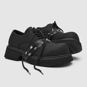 Chaussures à lacets respirantes en microfibre style punk pour hommes et femmes, avec semelle compensée mate et clous, idéales pour la subculture. - Product Image 1