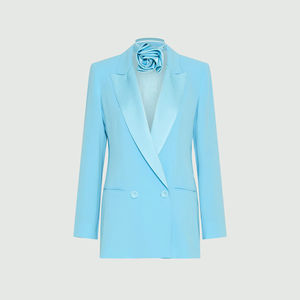 Blazer elegante azul claro de doble botonadura para mujer con solapa de satén y bufanda rosa a juego, ideal para eventos formales - Product Image 1