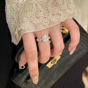 แหวนแต่งงานหรูหราเงินแท้ S925 ประดับเพชรทรงไข่พิราบ ดีไซน์เฉพาะตัว ให้ความรู้สึกหรูหรา - Product Image 2