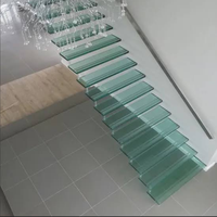 Escalier flottant moderne, escalier suspendu en verre, escalier à marches en verre, escalier intérieur en métal, design d'escalier