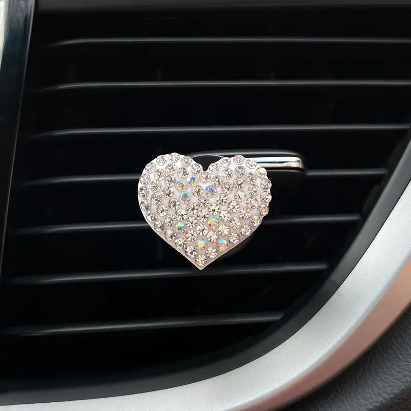 Désodorisant de voiture en forme de cœur sortie automatique Clip de parfum diamants Bling Vent diffuseur de parfum solide ornement intérieur de voiture pour femmes