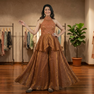 Conjunto de Seda para Mujer para Bodas y Fiestas Diwali, con Top de Cuello Completo y Sharara Plazzo, con Bordado a Mano y Adornos de Moti - Product Image 1