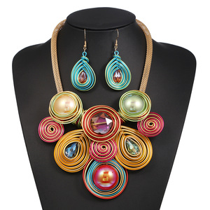 Nouvelle Collection : Parure de Bijoux pour Femme, Collier Choker Exagéré et Boucles d'Oreilles, Plaqué Or Africain, avec Grandes Perles et Strass en Cristal - Product Image 1