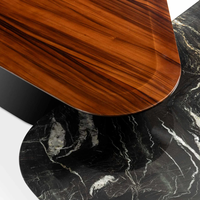 Table basse artistique irrégulière avec plateau en placage de bois naturel, base noire brillante, forme unique, table centrale pour maison de luxe