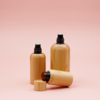 Botol Roller Logo kustom ramah lingkungan 10-100ml untuk botol minyak esensial kacamata bambu bulat dengan bola baja