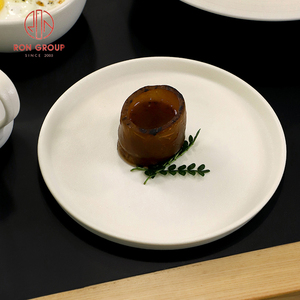 Piatto in Ceramica Bianca Minimalista Moderno per Elegante Presentazione di Dessert con Tocco Organico Set da Ristorante - Product Image 6