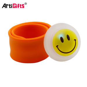 Pulsera de silicona de encargo barato emoji silicona bofetada Led pulsera - Product Image 2