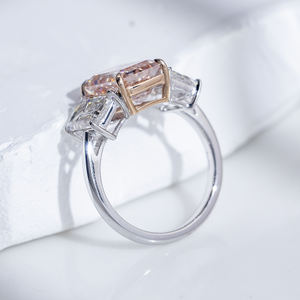 Anillo de compromiso Messi Jewelry MSR-1644 de oro de 18 quilates con tres piedras de corte esmeralda y diamante rosa cultivado en laboratorio - Product Image 3