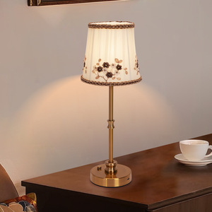 Pantalla de tela más popular Personalizar 40cm de altura Latón Touch Wedding Centerpiece Cafe Club Lámpara de <span class=keywords><strong>mesa</strong></span> Led recargable - Product Image 1