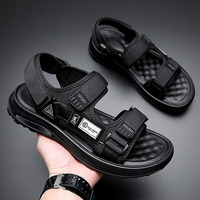 Semelle extérieure amortissante pour le talon, fermeture Velcro en trois sections, accents de logo élégants, créant une chaussure décontractée respirante et fonctionnelle.