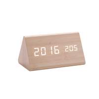 Horloges de bureau numériques en bois triangulaires intelligentes, commande vocale, horloge LED, température, horloge de table, logo OEM, décoration en bois pour la maison