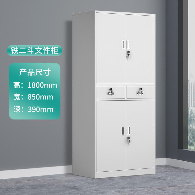 Porte en fer, deux seaux en fer