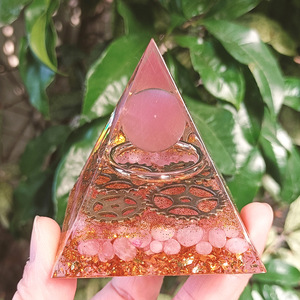 Pyramide en résine époxy avec cristaux de pierre, ornement de bureau, décoration d'aquarium, design engrenage en quartz rose œil de chat rose - Product Image 1