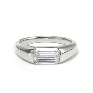 Bague de fiançailles et de mariage minimaliste en or blanc 18 carats avec diamant de laboratoire taille émeraude 1 carat, sertissage horizontal clos, certifiée IGI - Product Image 1