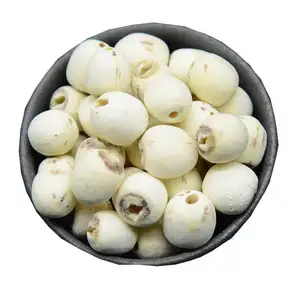 ドライフルーツは白い蓮の種です温かいスープでスープを洗い、原料の蓮の種を沸騰させます