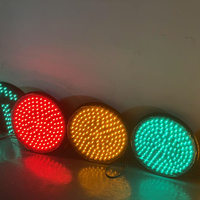 Haute luminosité 300mm LED panneau de feux de circulation couleurs rouges longue durée de vie lampadaires corps en alliage d'aluminium IP65 alimentation cc