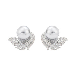 Boucles d'oreilles rondes en plumes pour femmes, design inspiré de la nature, accessoires d'oreille pour un usage quotidien - Product Image 1