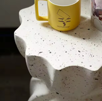 Table d'appoint créative en crème avec surface effet terrazzo, table d'appoint d'angle pour salon, table d'angle ronde moderne