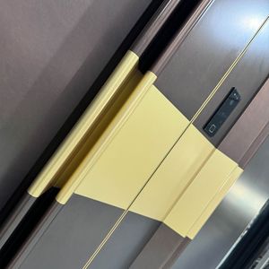 Porte d'entrée double contemporaine minimaliste en aluminium moulé avec panneaux horizontaux et incrustations en laiton, portail de sécurité sur mesure - Product Image 3