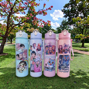 Bouteille d'eau de <span class=keywords><strong>sport</strong></span> en plastique écologique de 700 ml avec paille et sangle pour enfants - K-Pop Cartoon - Pour boire directement, voyages et usage quotidien - Product Image 3