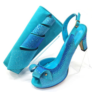 Ensemble chaussures et sac : Escarpins à bout ouvert ornés de diamants pour mariages, sac à main de forme spéciale, doux, en stock, grande taille - Product Image 1