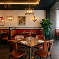 Table en bois avec pieds en acier inoxydable, canapé en cuir rouge, ensemble de chaises marron, style moderne rétro pour steakhouse, café, restaurant, hôtel