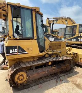 รถดันดินตีนตะขาบ Caterpillar D4G XL สีเหลือง อุปกรณ์ก่อสร้างพร้อมเครื่องยนต์และใบมีด สำหรับงานเคลียร์พื้นที่และงานขุดดิน - Product Image 1