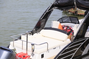 เรือโป๊ะทูนซีรีส์สปอร์ตหรูหรา รุ่น S-27A สีแดง พร้อมโครงโค้งสปอร์ต - Product Image 2