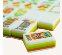Jeu de Mahjong américain sur le thème des stations balnéaires tropicales, tuiles en acrylique blanc avec motifs de tasses Tiki cocktail fraise, tuiles de Mahjong américaines