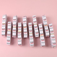 Джинсовые изделия обычно имеют этикетки размера Letter; на одежде есть цифровые размерные метки; тканые этикетки с указанием размера для костюмов и брюк.