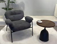 Fauteuil d'appoint moderne en bouclette avec accoudoirs roulés, pieds en métal noir, chaise longue moelleuse pour salon, chambre, appartement, écologique