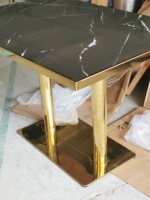 Table à manger moderne de luxe léger en pierre frittée brillante avec pieds en acier inoxydable doré poli pour la maison et les restaurants