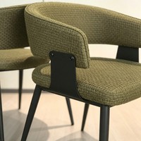Chaise de salle à manger en bouclette vert mousse, dossier ouvert, accoudoirs incurvés, pieds en métal noir pour hôtel, restaurant, café, usage commercial