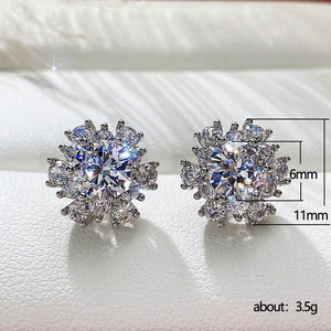 Orecchini a Perno Floreali con Zirconi, Gioielli da Donna con Fiori Completamente Incastonati - Product Image 3